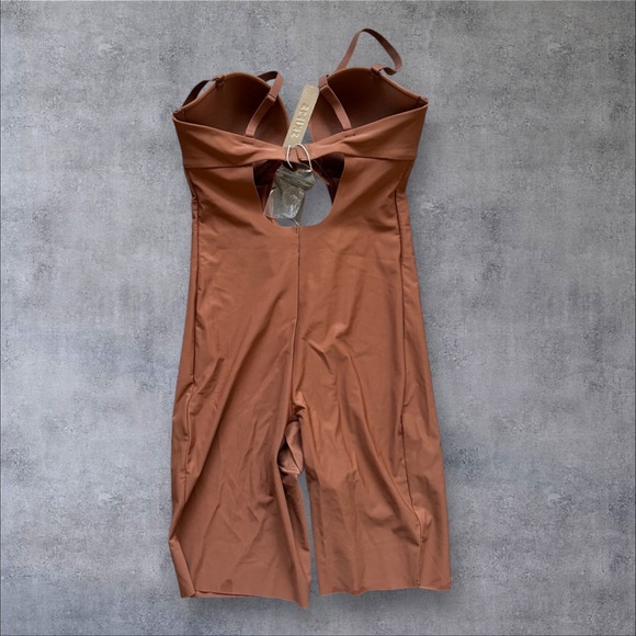 NWT SKIMS Deep Plunge Shapewear Mid Thigh Bodysuit Bronze - Picture 5 of 7